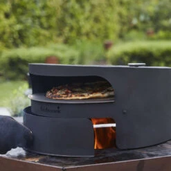 Four à Pizza Dynamic Centre Pour Brasero Nestor Et Jules - Barbecook -Outdoorchef Shop four pizza dynamic centre nestor jules barbecook 5404035708071 2