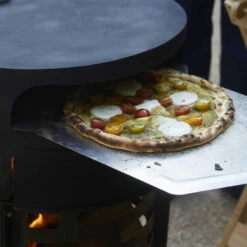 Four à Pizza Dynamic Centre Pour Brasero Nestor Et Jules - Barbecook -Outdoorchef Shop four pizza dynamic centre nestor jules barbecook 5404035708071 3