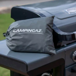 Housse De Protection Select 3 Et Plancha Sur Chariot - Campingaz -Outdoorchef Shop housse barbecue series 2 campingaz 3138522128821 5