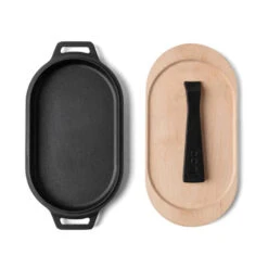 Poêle Ovale Fonte + Manche Amovible + Base En Bois - Ooni 11 Poêle Ovale Fonte + Manche Amovible + Base En Bois - Ooni -Outdoorchef Shop poele ovale fonte ooni 5060568342023 2